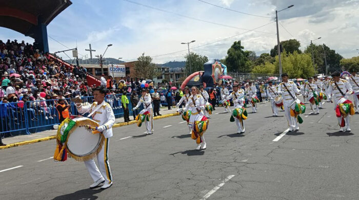 El público volvió al disfrutar del desfile, luego de las restricciones por la pandemia en Quito. Foto: Facebook Municipio de Quito