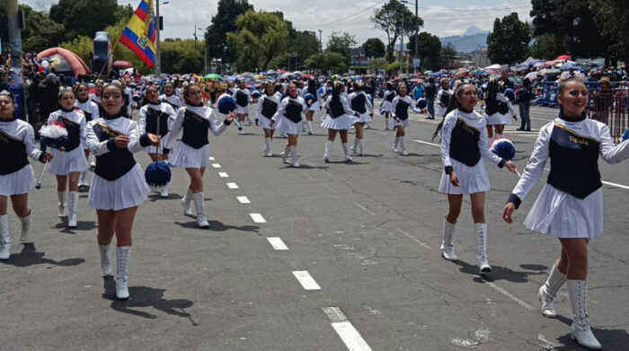 Estudiantes de distintos colegios participaron en el desfile que pasó por la tribuna del sur. Foto: Facebook Municipio de Quito
