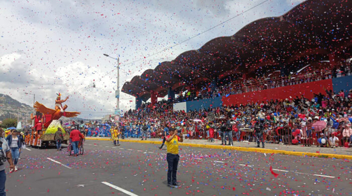 Algunas personas madrugaron para conseguir puesto en la tribuna del sur y disfrutar del desfile de la Confraternidad, por las fiestas de Quito. Foto: Facebook Municipio de Quito
