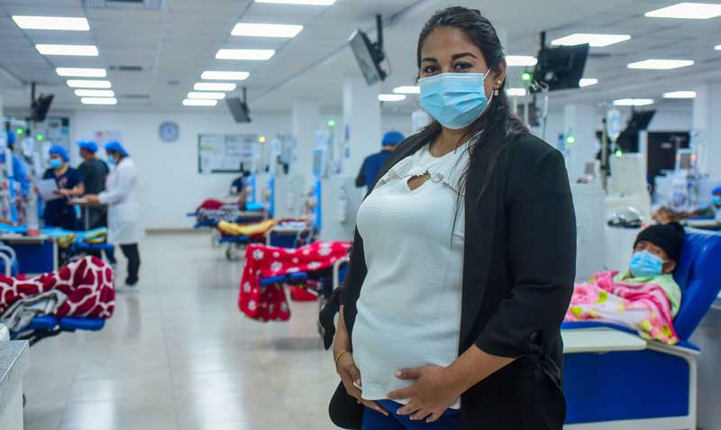 Allison Ávila recibe tratamientos especiales para mantenerse a salvo y seguir su embarazo. Foto: Enrique Pesantes / EL COMERCIO