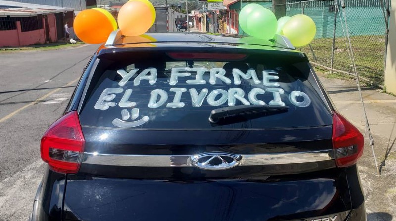 Un hombre se divorció y lo celebró a lo grande con un mensaje en su vehículo. Foto: Cortesía El Tiempo (Colombia)