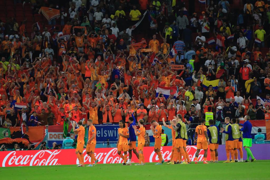 Hinchas ingresaron al 'portazo' en el partido entre Países Bajos y Senegal. Foto: Diego Pallero/El Comercio