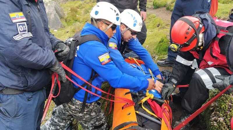 La pareja sufrió una caída, cuando se encontraba en el volcán Carihuairazo. Foto: Cortesía Policía Nacional