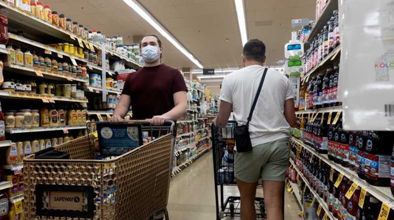 Clientes realizan compras en un supermercado de EE.UU. Foto: EFE/Michael Reynolds