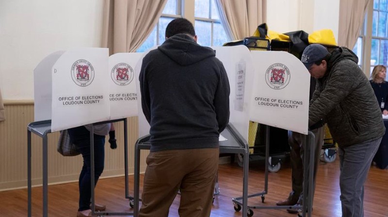 Personas votan en Old Stone School en Hillsboro, Virginia, EE. UU., este 8 de noviembre de 2022. Foto: EFE