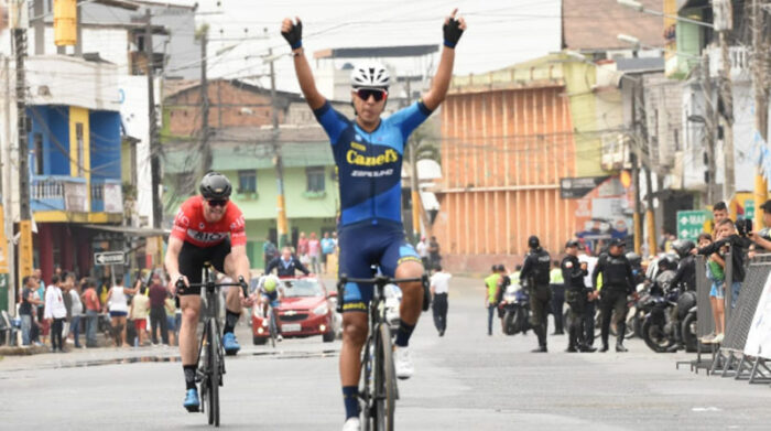 Ignacio Prado del equipo Canel's de México en el momento que gana la primera etapa de la Vuelta Ciclística al Ecuador. Foto: cortesía Vuelta Ciclística al Ecuador