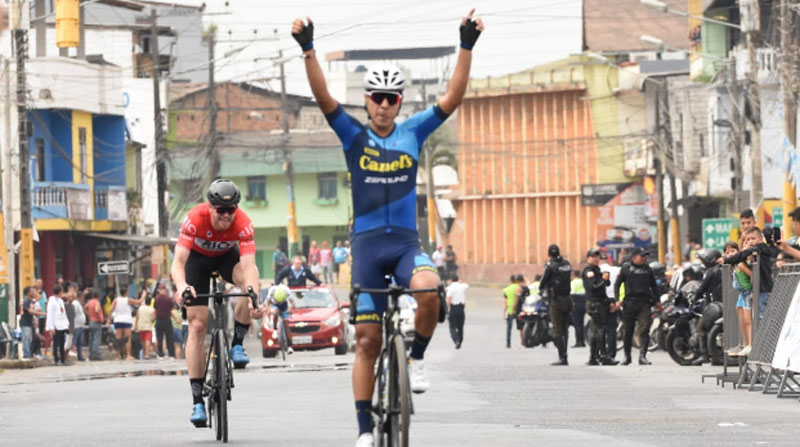 Ignacio Prado del equipo Canel's de México en el momento que gana la primera etapa de la Vuelta Ciclística al Ecuador. Foto: cortesía Vuelta Ciclística al Ecuador