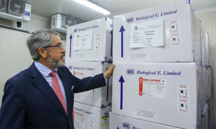 El ministro de Salud, José Ruales, recibió los equipos donados por el Gobierno de Japón. Foto: Ministerio de Salud