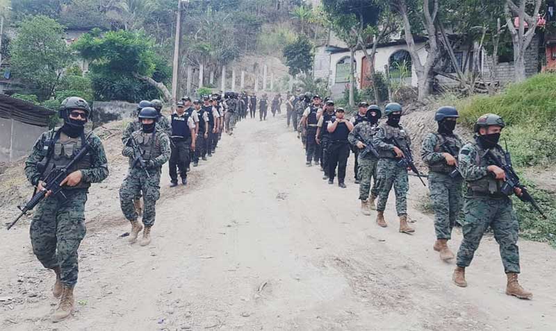 Policías y militares patrullan zonas conflictivas de Esmeraldas. Foto: cortesía Gobernación de Esmeraldas