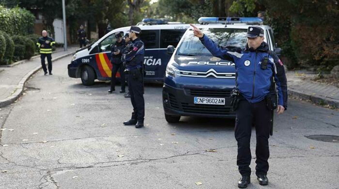 Miembros de la Policía Nacional española y la Policía Municipal de Madrid montan un cordón de seguridad en las proximidades de la Embajada de Ucrania en Madrid este miércoles 30 de noviembre. Foto: EFE