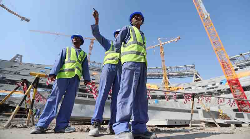 Imagen referencial de trabajadores durante la construcción del Estadio Lusail en 2019. Foto: EFE