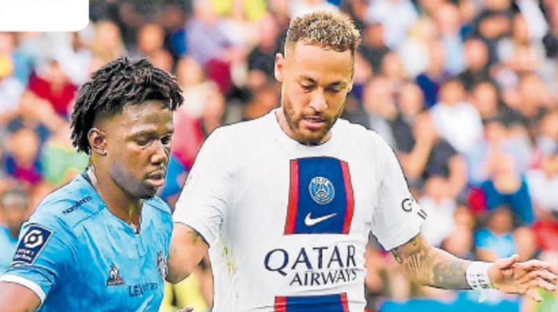El defensa Jackson Porozo disputa el balón ante el brasileño Neymar, en el duelo entre el Troyes y PSG, por la Liga 1 de Francia. Foto: Twitter Jackson Porozo