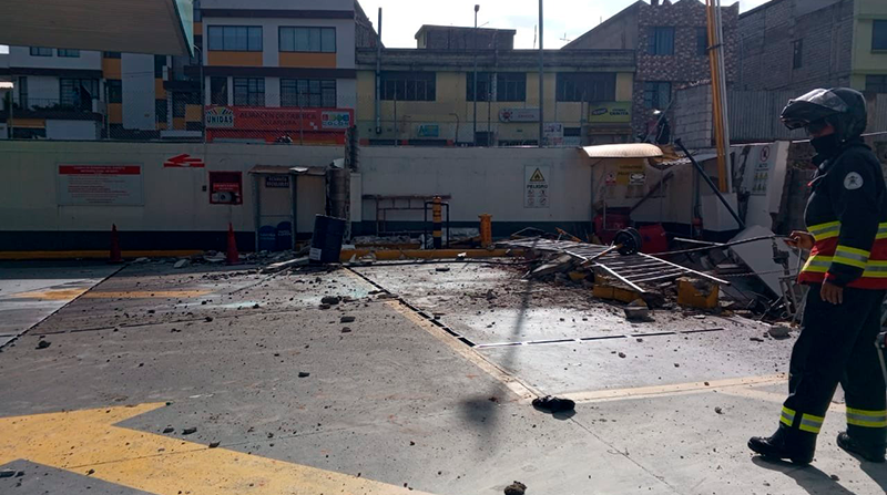 El Cuerpo de Bomberos Quito atendió la explosión en una gasolinera de la Villaflora. Foto: Bomberos