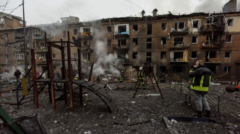 Rusos y simpatizantes abandonan provincias ocupadas por el país euroasiático por el asedio de tropas de Ucrania. Foto: EFE.