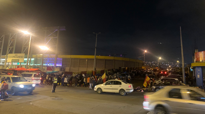 Los hinchas esperan conseguir una entrada para un partido histórico del Aucas. Foto: Twitter @AuquistaCorazon