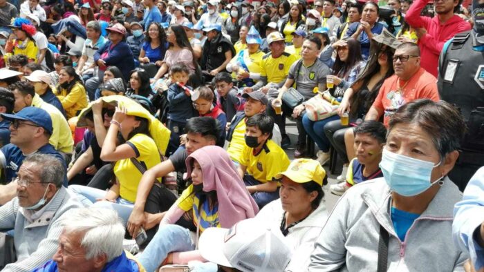Decenas de ciudadanos se ubicaron frente a una pantalla gigante para ver el partido. Foto: EL COMERCIO