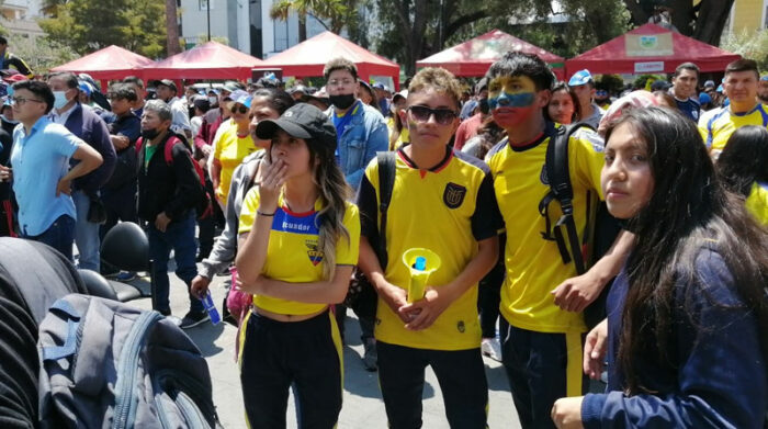 En Ambato, los aficionados sufrieron por la pérdida de la Selección de Ecuador vs. Senegal. Foto: Modesto Moreta/ EL COMERCIO