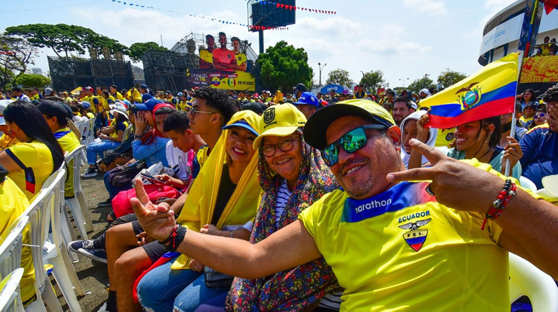 Miles de hinchas se reunieron en la explanada del estadio Modelo en Guayaquil para observar en pantallas gigantes el partido de la Selección de Ecuador vs. Senegal por el Mundial de Fútbol. Foto: Enrique Pesantes/ EL COMERCIO