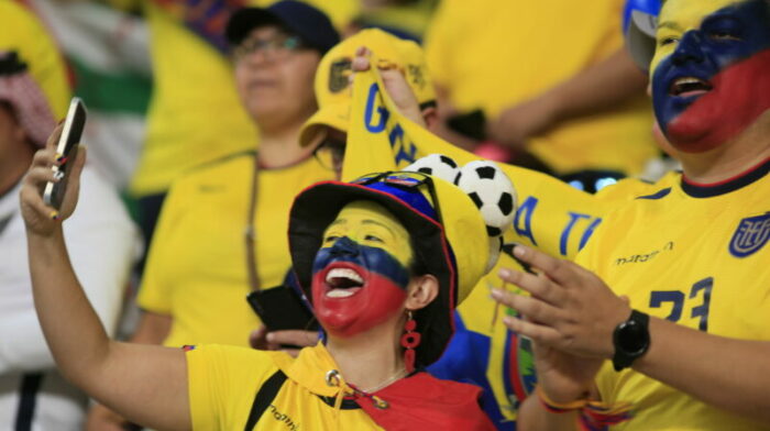 La hinchada ecuatoriana en Qatar protagonizó una conmovedora escena después del partido contra Países Bajos. Foto: Diego Pallero / EL COMERCIO.