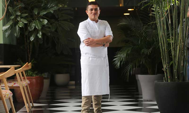 El chef Alejandro Huertas en su restaurante 3 500, en la planta alta del Paseo San Francisco, en Cumbayá. Foto: Julio Estrella / EL COMERCIO