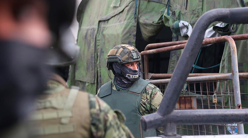 Militares resguardan los exteriores de la cárcel El Inca el 18 de noviembre del 2022. Foto: Julio Estrella / EL COMERCIO