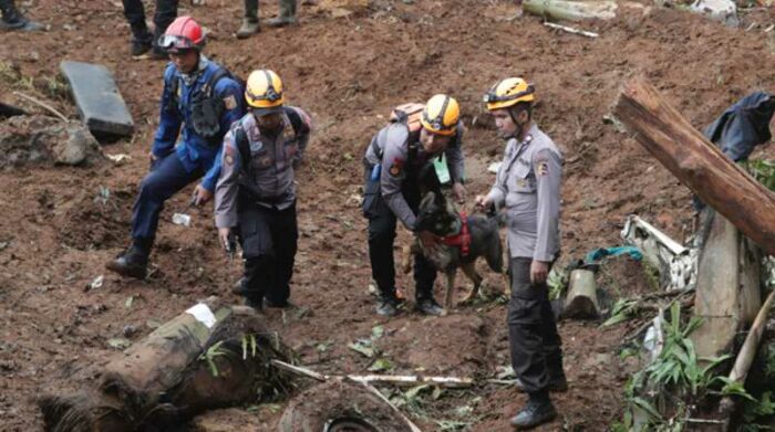 Equipos rescatistas continúan en la búsqueda de sobrevivientes en Indonesia. Foto: EFE