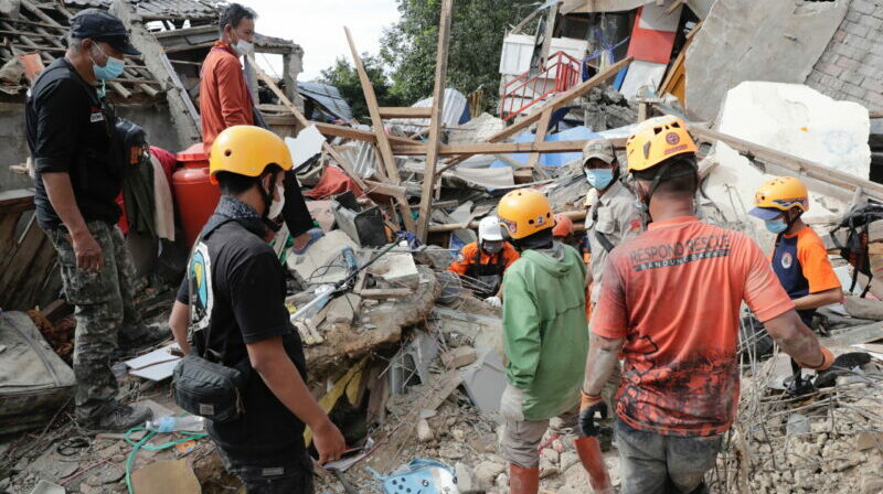 La búsqueda de sobrevivientes continúa entre los escombros dejados por el sismo, en la isla de Java. Foto: EFE.
