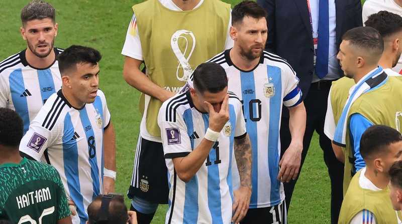 Jugadores argentinos salieron de la cancha tristes por su derrota. Foto; Internet