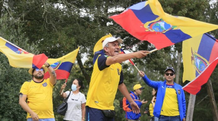 Vinicio Ormaza (centro) será uno de los hinchas que respaldará a Ecuador, en los partidos del Mundial de Catar 2022. Foto: Diego Pallero / EL COMERCIO