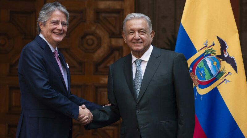 El presidente de México, Andrés Manuel López Obrador (d), posa junto al presidente de Ecuador, Guillermo Lasso, en el Palacio Nacional, en Ciudad de México (México). Foto: EFE.