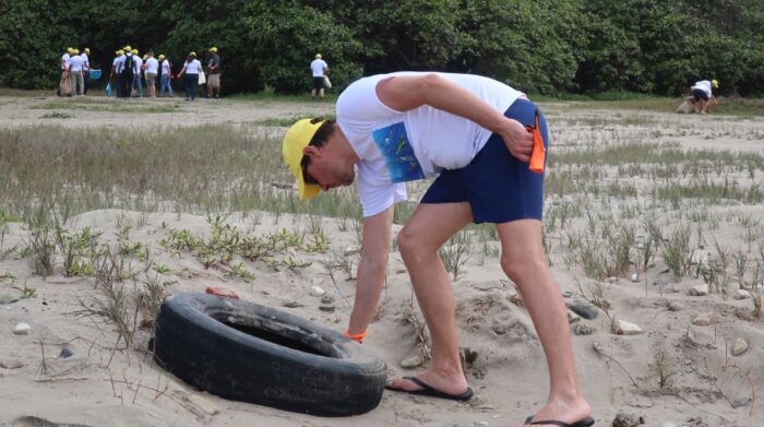 Voluntarios realizan una jornada de limpieza recogiendo basura, el 25 de noviembre del 2022, en las playas de Puerto Cayo (Manabí, Ecuador). Foto: EFE