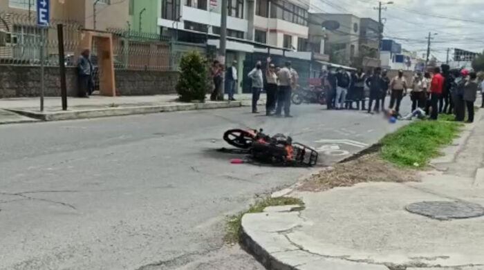Los sospechosos yacían a metros de distancia de la moto incinerada, luego de que las personas les agredieran por robar a una ciudadana en Quito. Foto: Cortesía