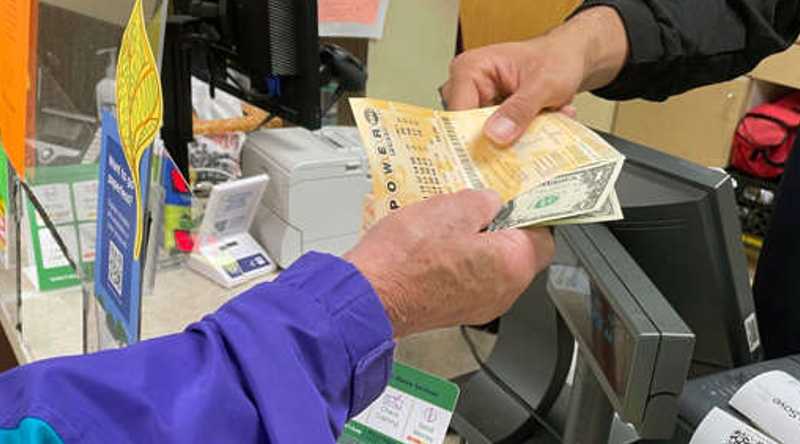 Imagen referencial. Una mujer compró dos veces los boletos de lotería en lugares diferentes y ganó. Foto: Internet