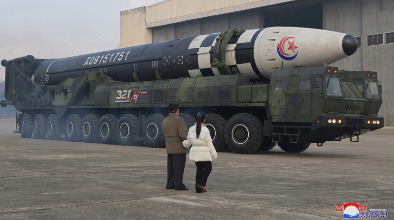Una foto publicada por la Agencia Central de Noticias de Corea del Norte (KCNA) muestra al líder norcoreano Kim Jong-Un, acompañado por su hija durante el lanzamiento de prueba de un nuevo tipo de misil balístico intercontinental (ICBM) Hwasongpho-17 en el aeropuerto internacional de Pyongyang, Corea del Norte. Foto: EFE / EPA / KCNA
