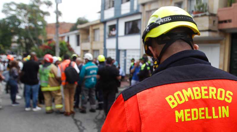 Bomberos y organismos de socorro llegaron para atender la emergencia en Medellín (Colombia). Foto: EFE/Luis Eduardo Noriega