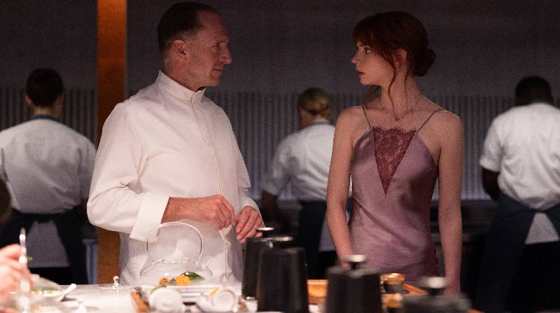 Los actores Ralph Fiennes y Anya Taylor-Joy durante una escena de la película ‘El menú’. Foto: cortesía 20th Century Studios