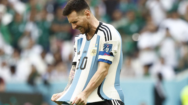 Lionel Messi de Argentina reacciona en el partido de la fase de grupos del Mundial Qatar 2022 entre Argentina y Arabia Saudita. Foto: EFE