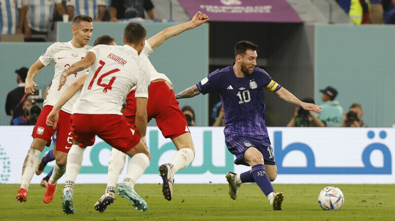 Lionel Messi (d) de Argentina patea un balón, en un partido de la fase de grupos del Mundial de Fútbol Qatar 2022 entre Polonia y Argentina en el Estadio 974 en Doha (Catar). Foto: EFE.