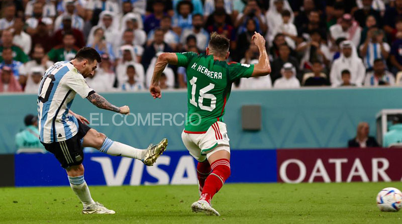 Momento del remate de Lionel Messi para anotar el primer gol en el partido Argentina vs. México en el Mundial Qatar 2022. Foto: Diego Pallero / EL COMERCIO