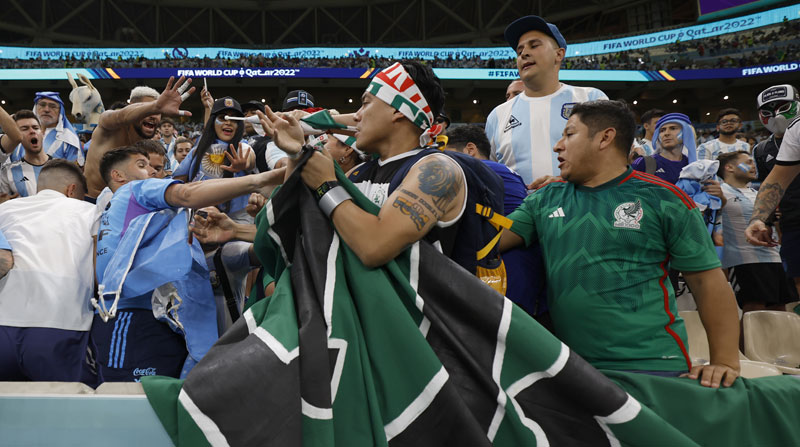 Hinchas de Argentina y de México pelean por una bandera en el partido de la fase de grupos del Mundial Qatar 2022 en el estadio de Lusail. Foto: EFE