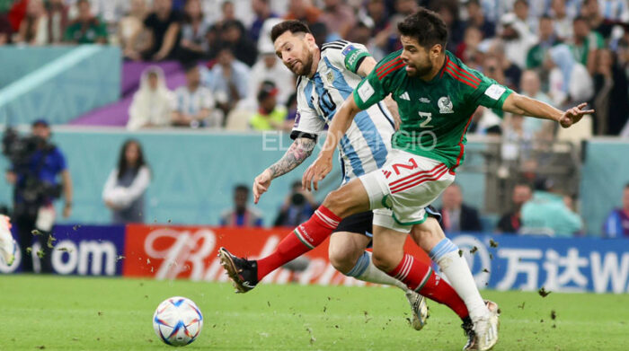 Lionel Messi ante Néstor Araujo en el partido Argentina vs. México del Mundial Qatar 2022. Foto: Diego Pallero / EL COMERCIO