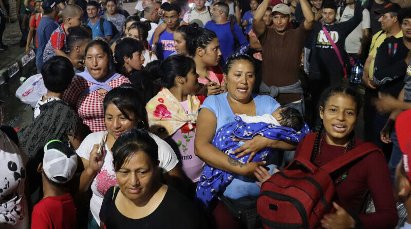 Migrantes caminan en caravana hacia la frontera con Estados Unidos, en Tapachula (México). Foto: EFE.