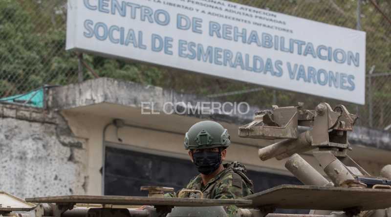 Militares en los exteriores de la Cárcel de Varones de Esmeraldas. Foto: EL COMERCIO