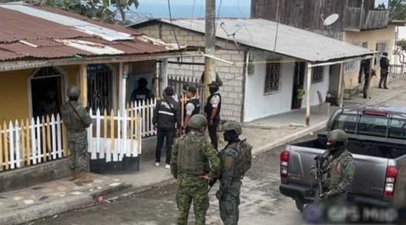 Militares detienen a presunto implicado en la muerte de dos personas en Esmeraldas. Foto: Facebook Fuerzas Armadas del Ecuador