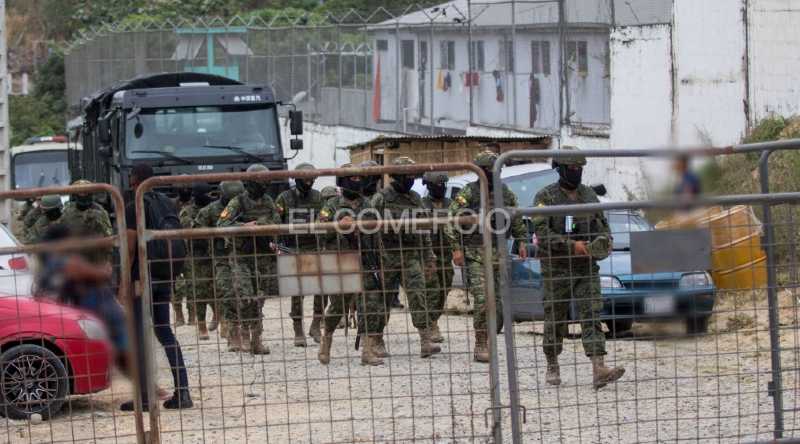 Militares en los exteriores de la Cárcel de Varones de Esmeraldas. Foto: EL COMERCIO