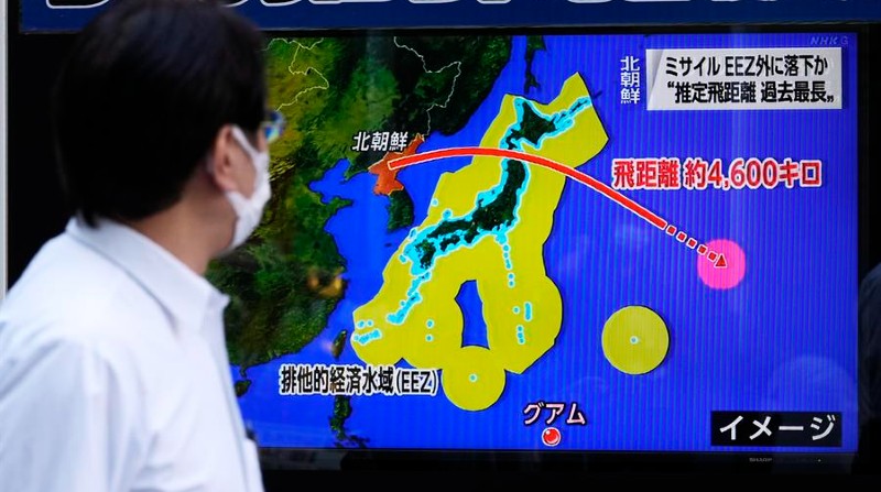 Un ciudadano japonés mira en un televisor la trayectoria de un misil el pasado mes de octubre. Foto: EFE