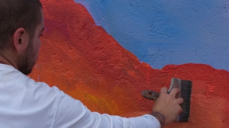 Misterpiro realiza uno de sus trabajos en su mural en la Avenida 24 de Mayo por el proyecto Caminarte. Foto: Embajada de España
