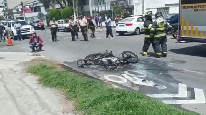 Los residentes quemaron la moto, luego de interceptar y linchar a dos personas que robaron a una ciudadana en un sector residencial del norte de Quito. Foto: Captura de pantalla