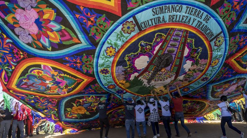 Miles de personas participan en el festival de Barriletes (cometas) Gigantes, en el municipio de Sumpango, Sacatepéquez (Guatemala). Foto: Esteban Biba / EFE