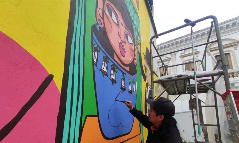 El artista Christian Tapia trabaja en dos murales. Foto: EL COMERCIO